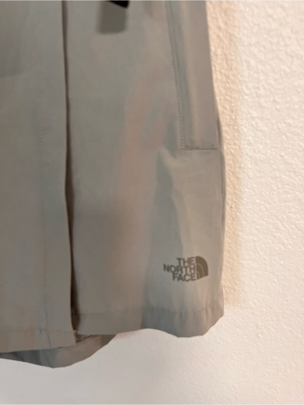 The North Face Women's Skort in Light Gray with Cargo Pocket - Picture 5 of 12